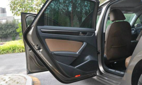 帕萨特车门减震垫安装位置