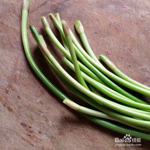 如何在家做蒜苔炒鸡蛋