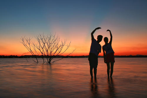 冰释前嫌是形容恋人吗