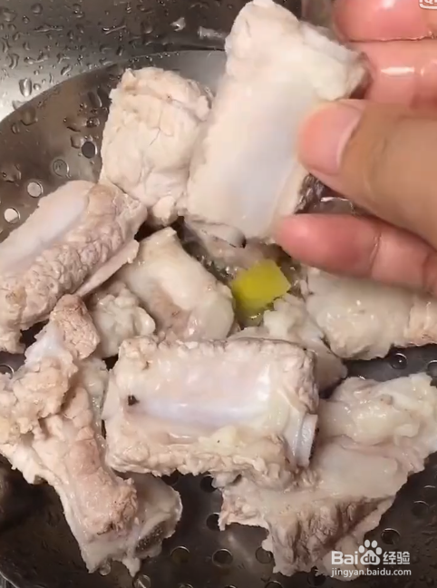 如何制作玉米排骨汤?