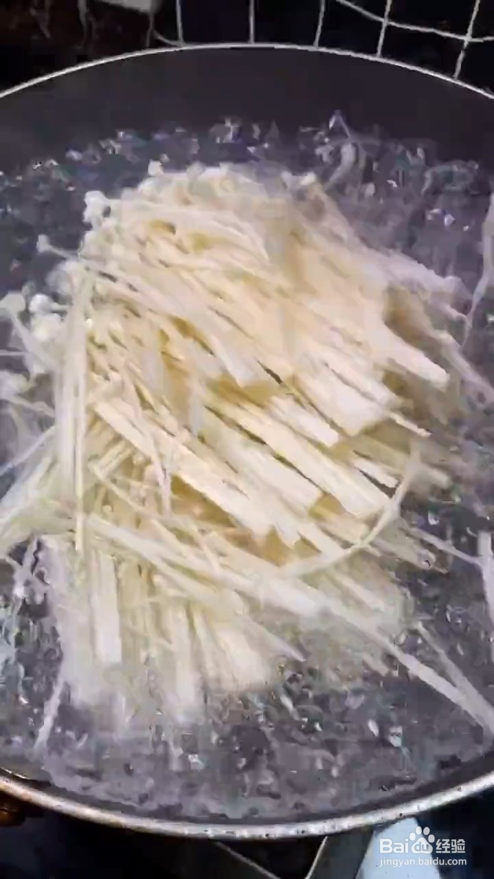如何自制美味好吃的拌金针菇