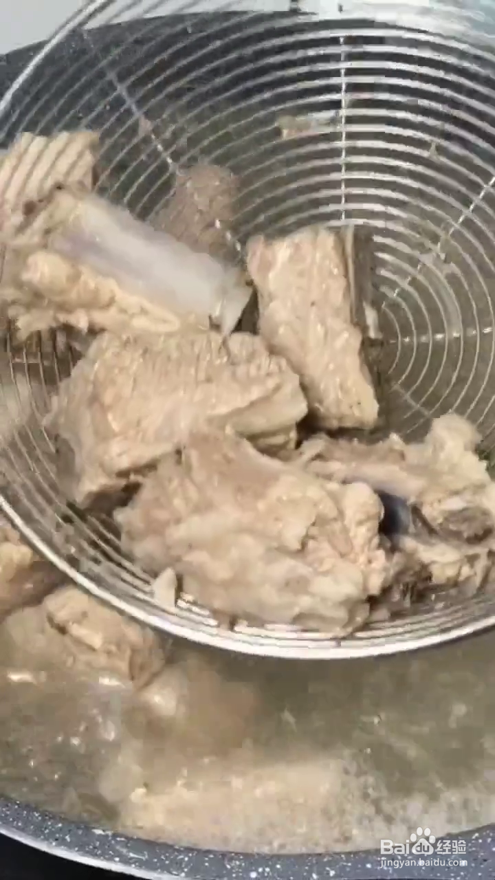 如何制作营养美味的砂锅玉米山药排骨汤?