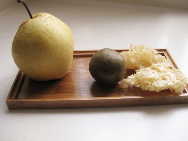 罗汉果银耳雪梨养生汤