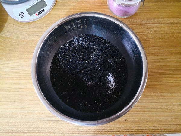 双色黑芝麻汤圆