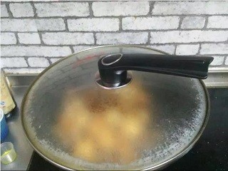 五花肉炖豆腐怎么做？