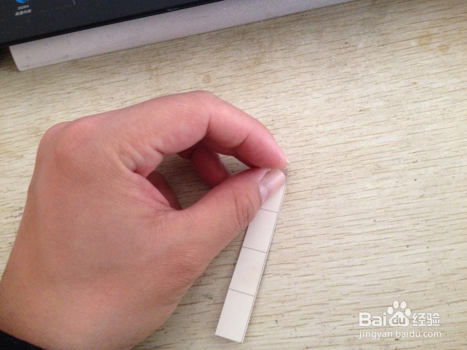 如何用细长的长方形硬卡纸做简易手机支架