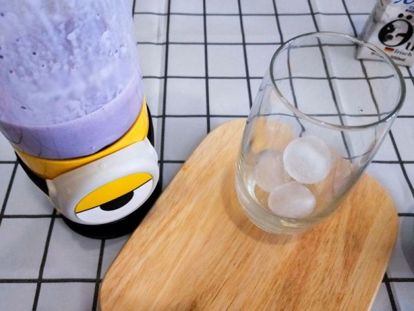 蓝莓香蕉冰奶昔