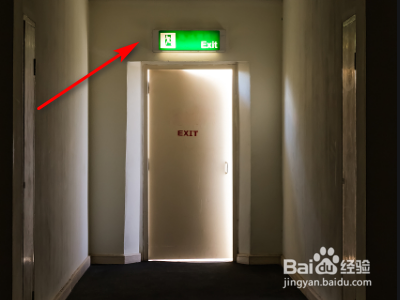 安全出口的疏散门应向哪里开启？