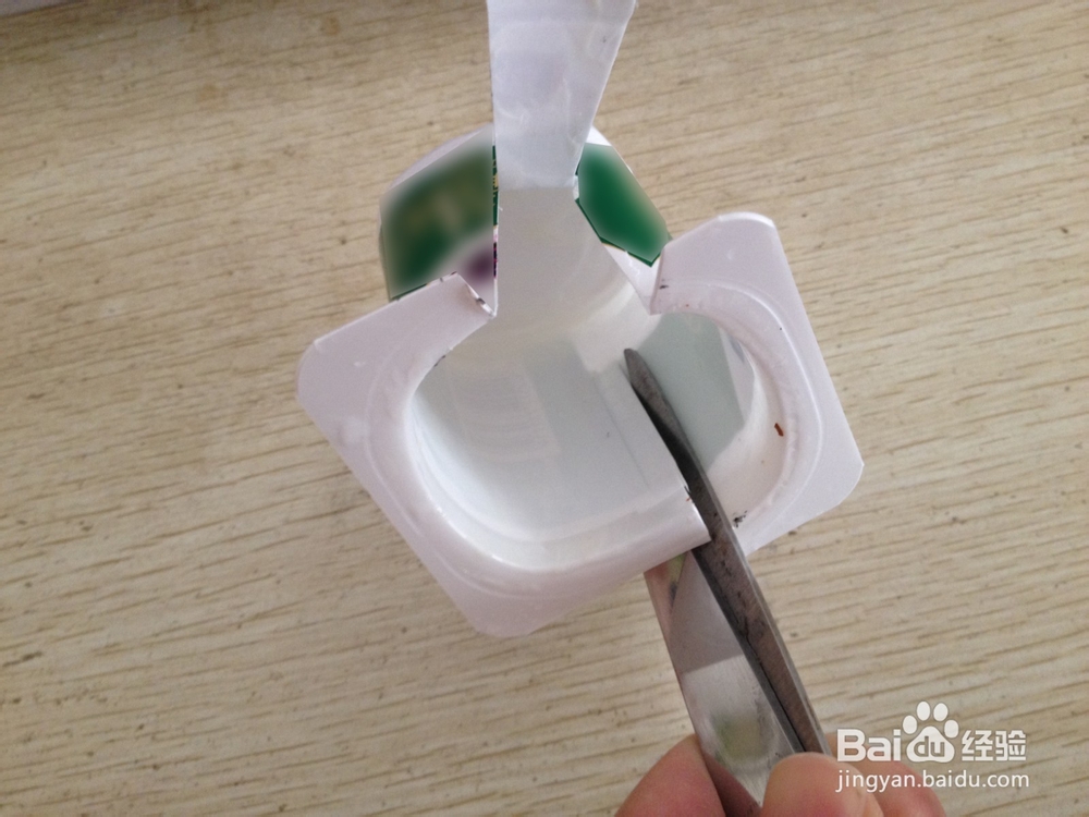 如何用酸奶盒做简易手机立式支架