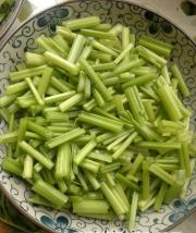 芹菜炒肉制作方法