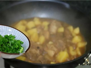 土豆焖排骨怎么做？