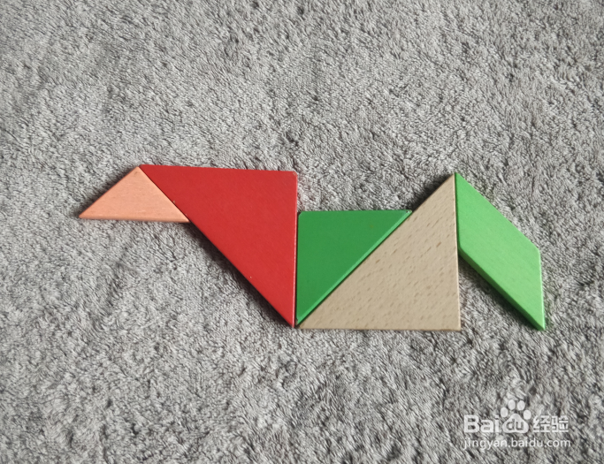 用七巧板怎样拼一个腹部向上爬行比赛的选手呢？