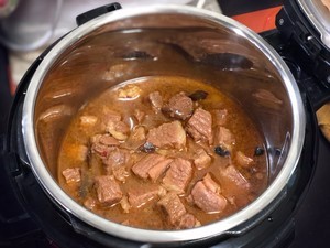 土豆焖牛腩的做法