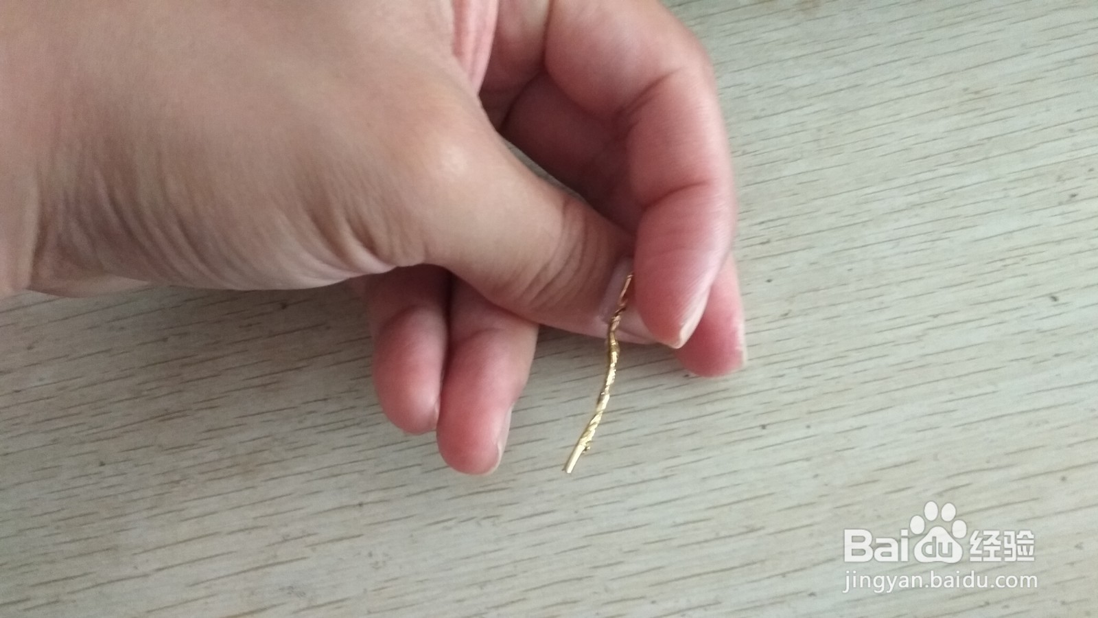 如何用面包袋绑绳和钥匙环做简易的中性笔支架