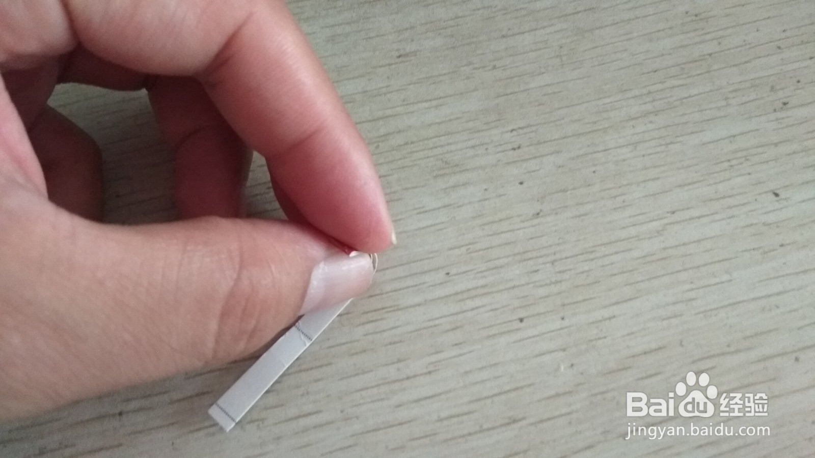 如何用一个细长的硬卡纸做简易的手机的支架