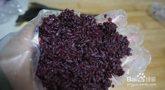 简单做有胃口的紫米肉松饭团