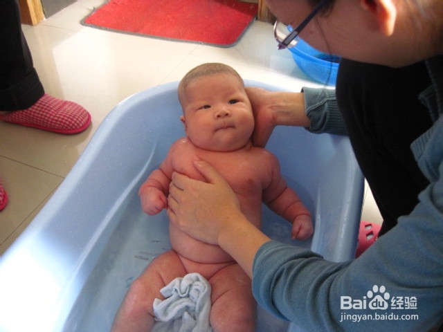 如何给宝宝洗澡