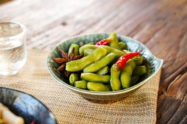泡椒凤爪和盐水毛豆