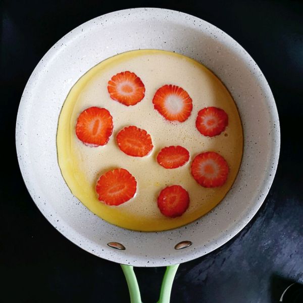 草莓酸奶鸡蛋饼