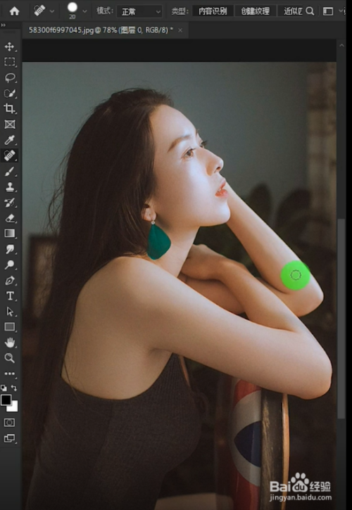 如何利用ps去除人物照片上的图案?