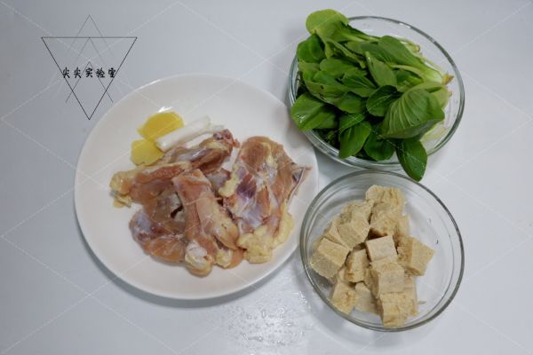 鸡汤青菜炖冻豆腐