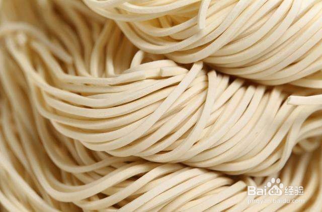 如何烹饪美味的炒素面？