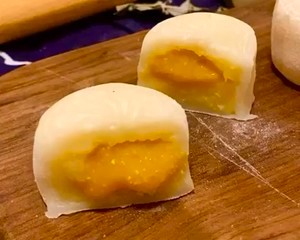 咸蛋黄流心冰皮月饼的做法