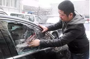 车钥匙不小心锁车内,你真的要砸窗吗?