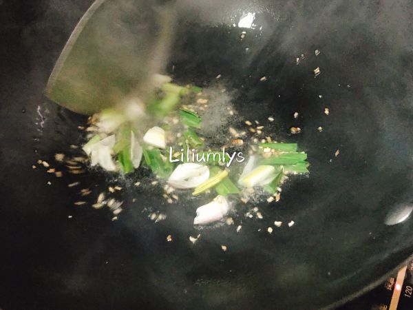 香辣平菇蔬菜炒面#10分钟早餐大挑战#