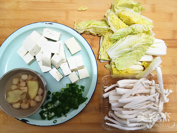 干贝白菜豆腐菌菇汤