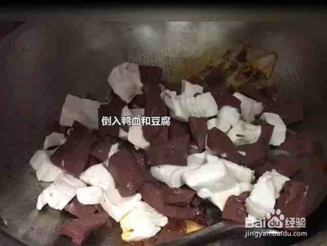 鸭血炖豆腐的做法