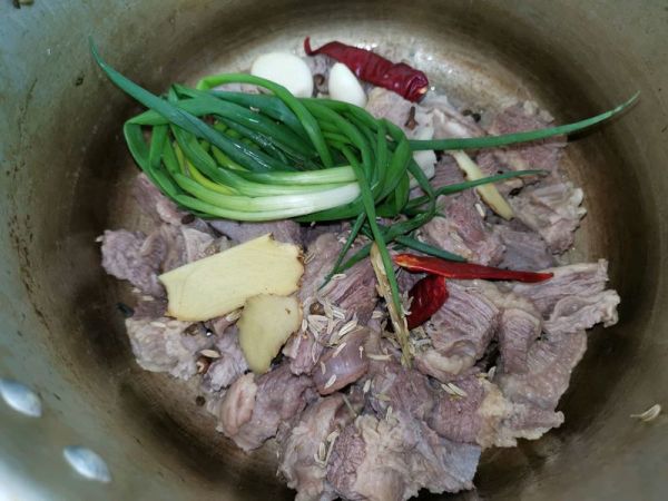 秘制萝卜焖牛腩