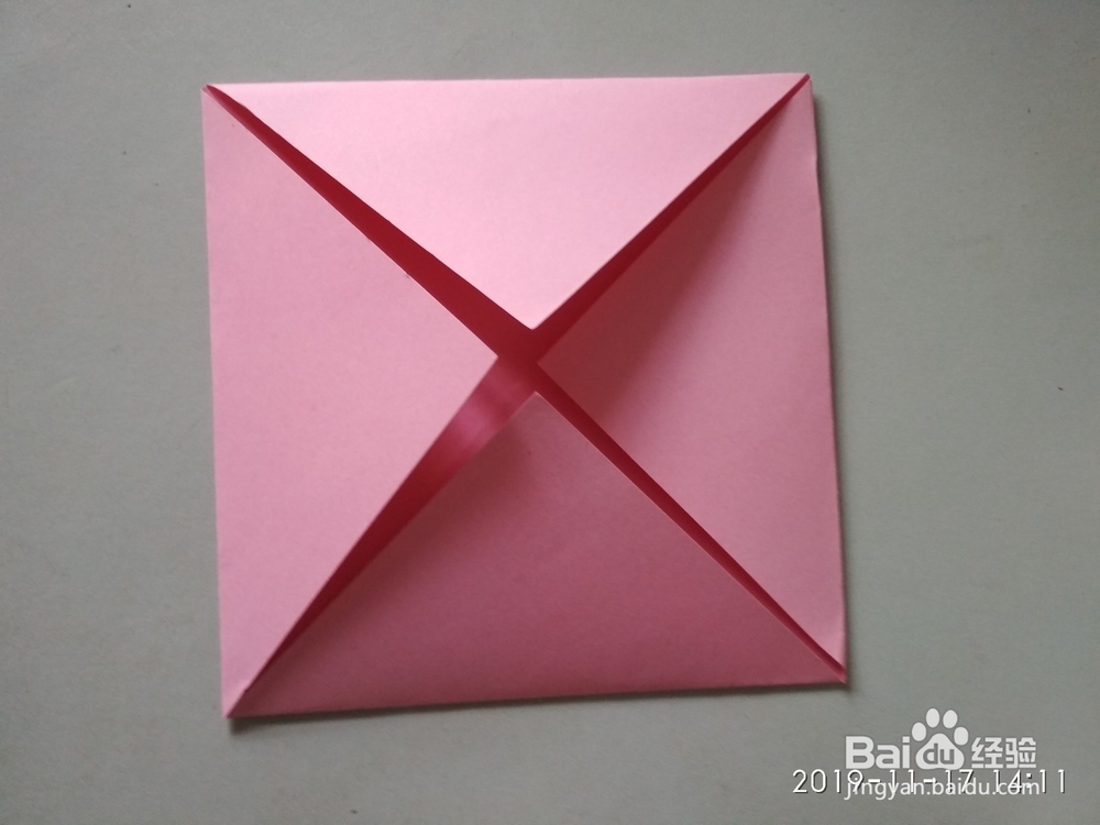 如何用彩纸折出爱心