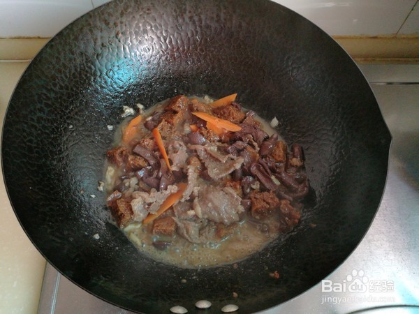 如何做出好吃的牛肉红蘑烩烤麸