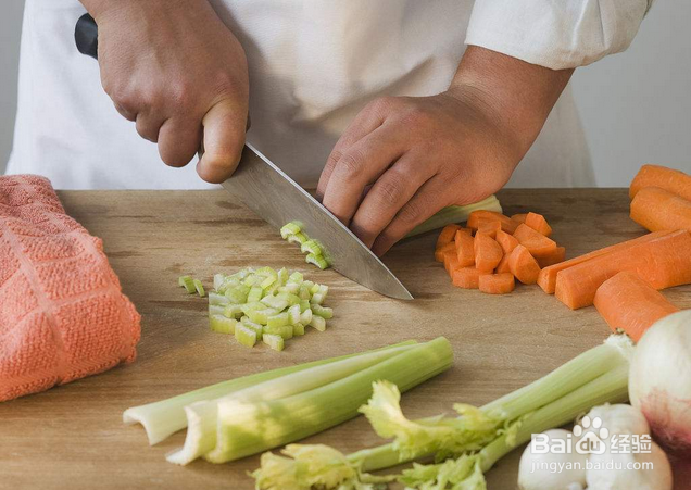 厨房里面油污很多怎么办？