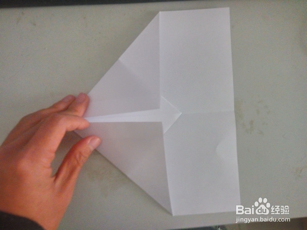 如何制作飞的持久的纸飞机