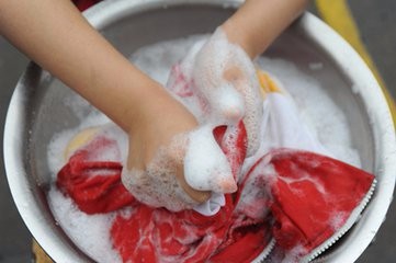 衣服上发霉了要怎么处理
