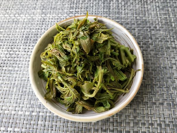 蒜泥豆豉凉拌香椿