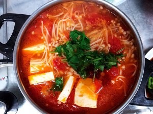 食补佳品西红柿金针菇豆腐汤的做法
