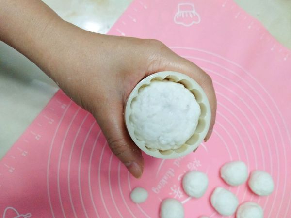 清甜奶香水晶月饼