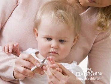 剪指甲的正确步骤——如何给宝宝剪指甲
