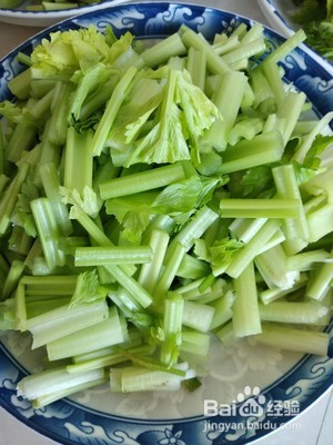 芹菜炒肉的做法