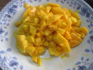 芒果牛奶布丁(附取芒果肉方法)