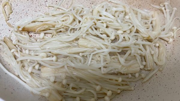 火焰金针菇牛肉盖饭