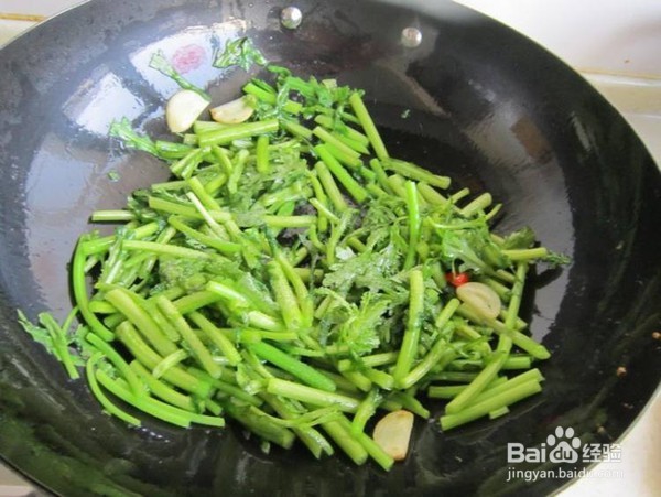 茼蒿炒鸡蛋的简单教程