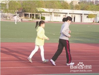 孩子闷闷不乐怎么办？怎么教会孩子发泄情绪？