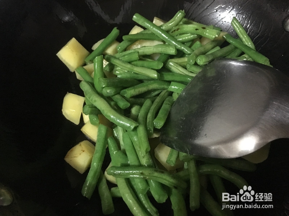 在家中炒土豆刀豆