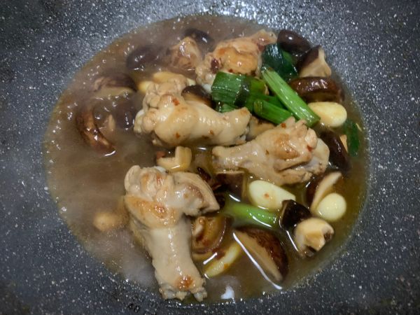 红烧鸡腿焖香菇
