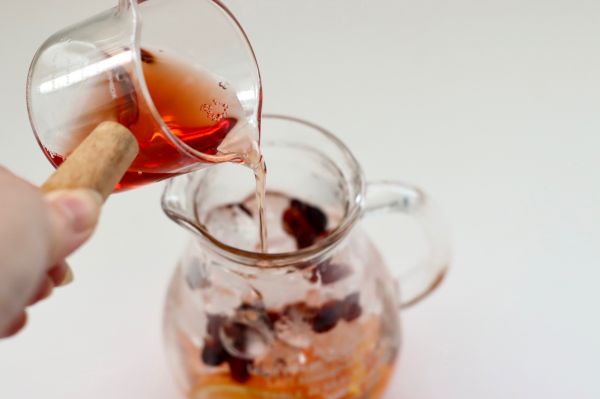 蔓越莓白桃气泡冰饮