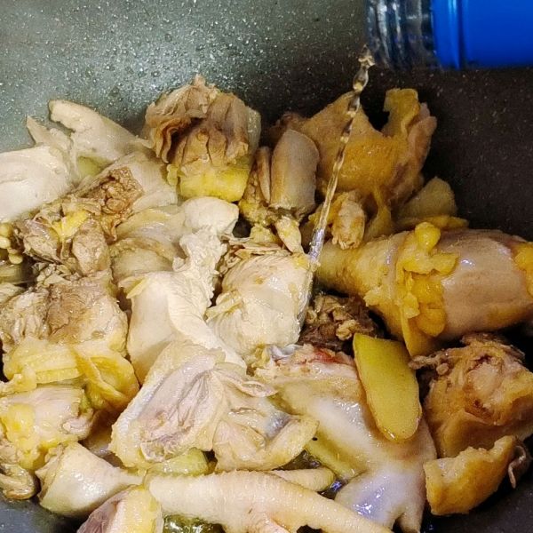 红烧鸡肉炖香菇